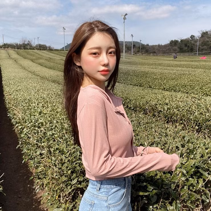 Theo tìm hiểu, hot girl gây ấn tượng với những bức hình trên đồi chè mới đây có tên Yunju. Cô nàng nhận được nhiều lời khen của cư dân mạng khi những hình ảnh được đăng tải trên MXH.