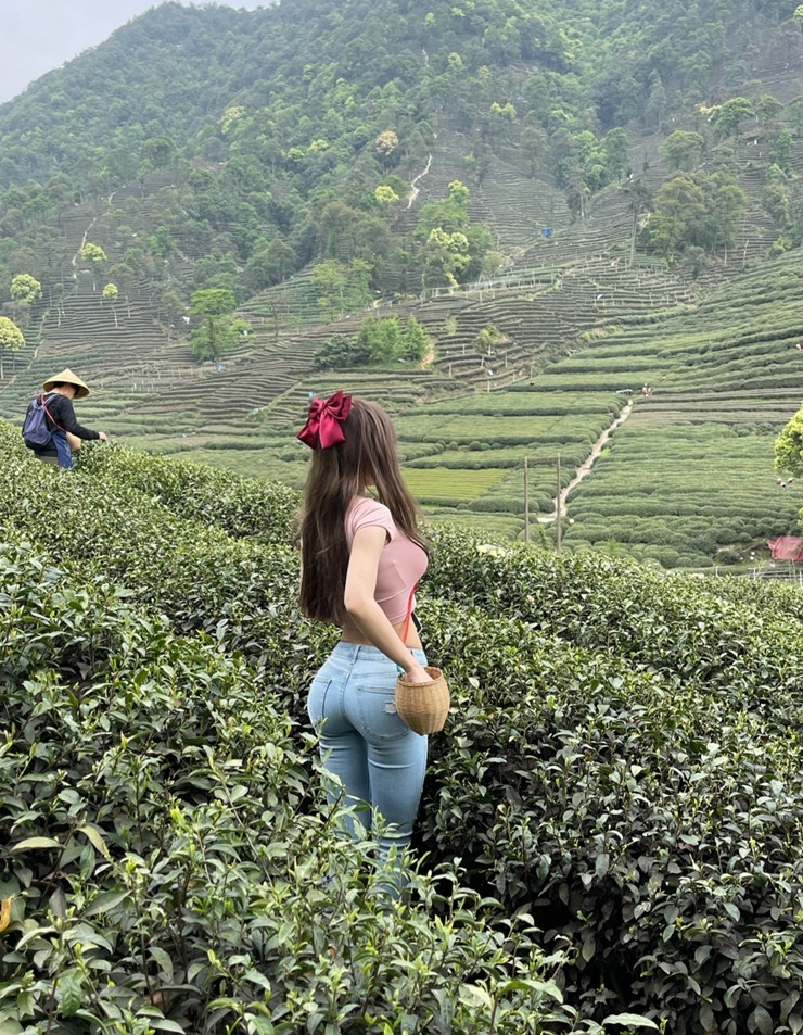 Sự gợi cảm không phải lúc nào cũng đến từ những trang phục cắt, xẻ đôi khi mặc kín vẫn đủ nổi bật.