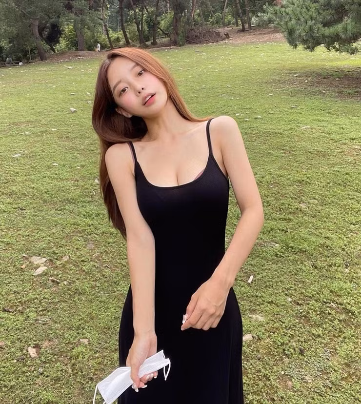 Ngoài những bức ảnh trên đồi chè, Yunju còn chinh phục nhiều người bằng thân hình cân đối nên dễ dàng mặc đẹp nhiều loại trang phục.