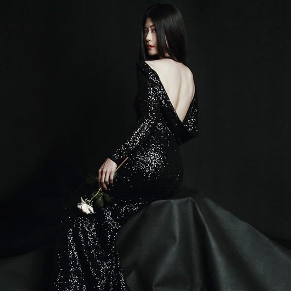 Trong bức ảnh mới nhất, gương mặt của Đông Phương được trang điểm cầu kỳ, màu son đỏ đậm tôn lên vẻ đẹp của người phụ nữ Á Đông.