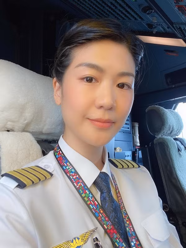 Bên cạnh việc là nữ cơ trưởng của hãng hàng không quốc gia, bay lượn trên bầu trời, Huỳnh Lý Đông Phương còn gây ấn tượng với người nhìn bởi nhan sắc nổi bật. Thế nhưng, cuộc sống của cô lại rất kín tiếng, ít khi xuất hiện trên mạng xã hội.