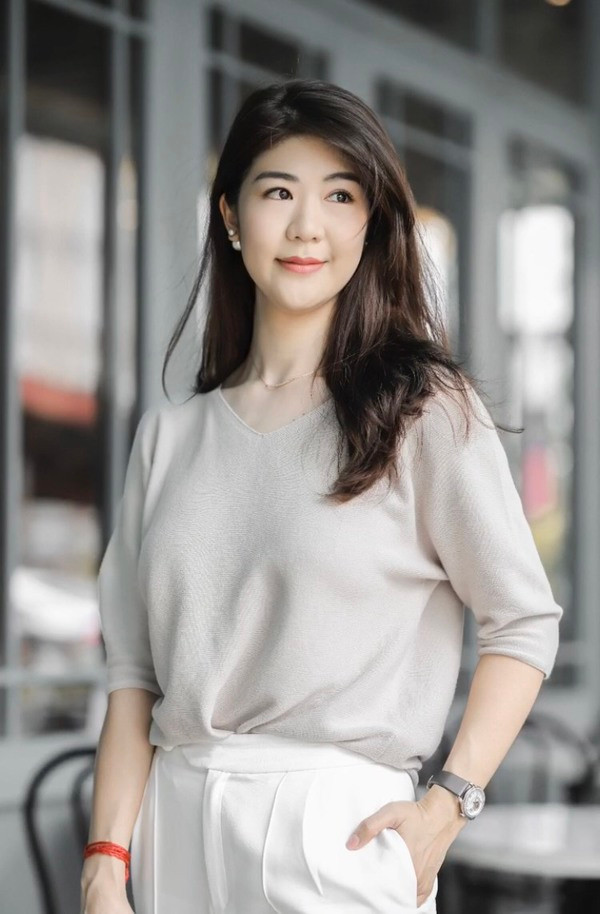 Bên cạnh đó, mái tóc ngắn được uốn bồng bềnh, càng làm tăng thêm nét quyến rũ của người phụ nữ U40.