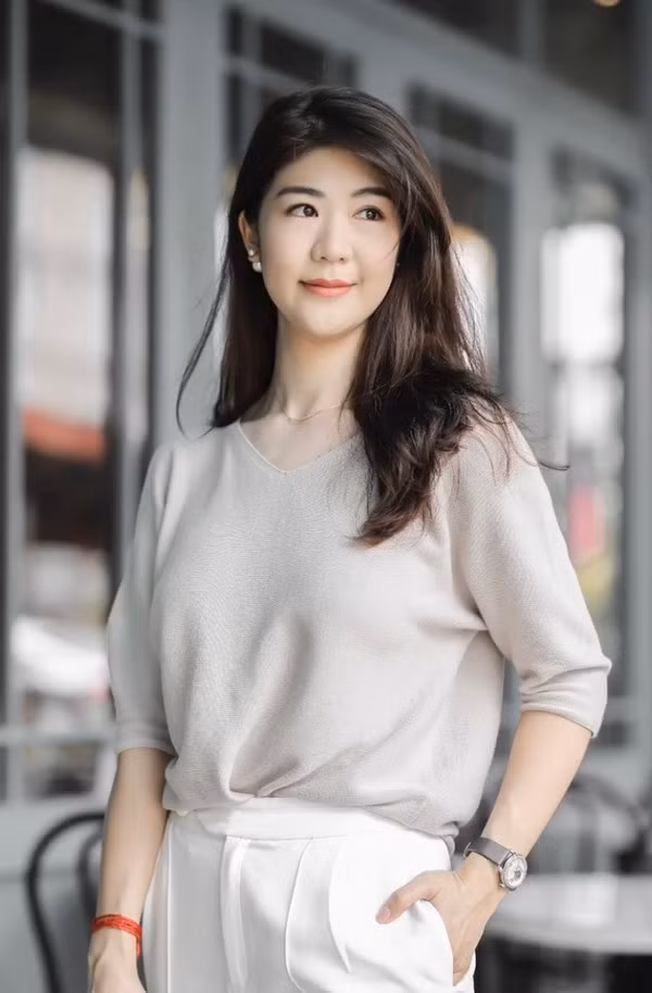 Bên cạnh đó, mái tóc ngắn được uốn bồng bềnh, càng làm tăng thêm nét quyến rũ của người phụ nữ U40.