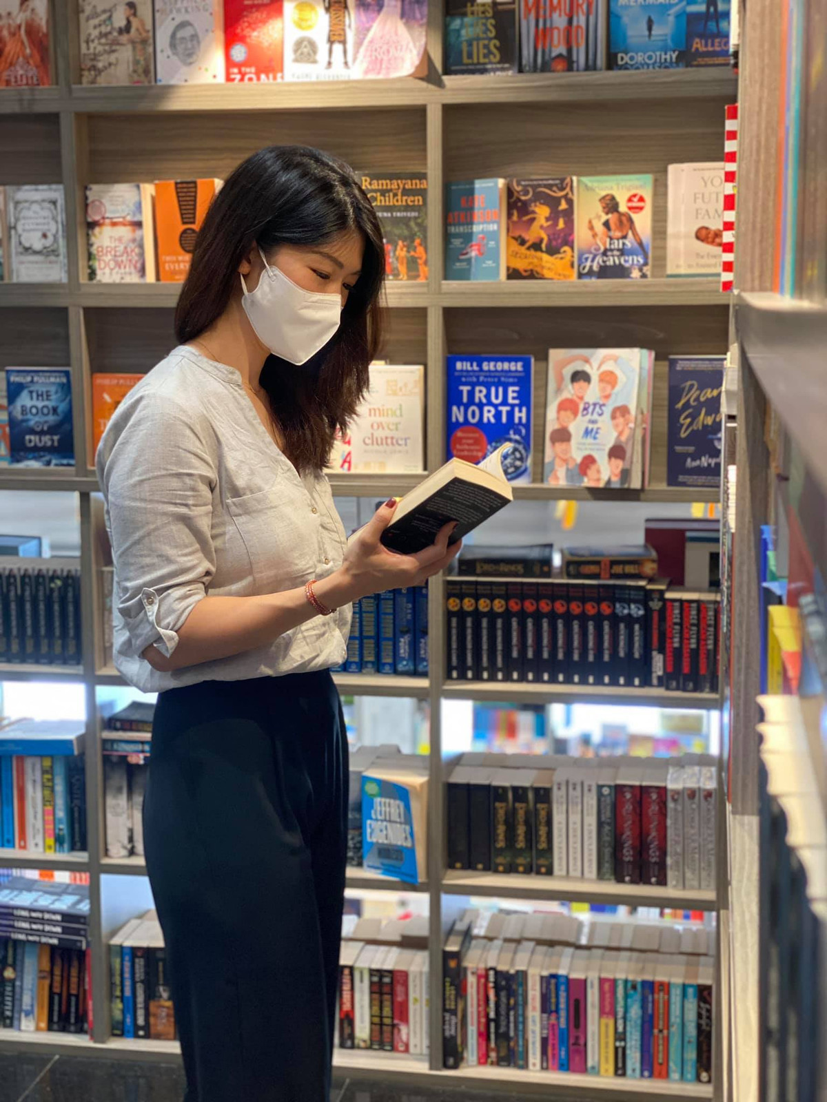 Nếu Đông Phương khi đi sự kiện gây ấn tượng với người nhìn bởi sự sang trọng thì khi khoác lên bộ đồ phi công, bay lượn trên cao, cô lại đem lại cảm giác mạnh mẽ, quyết liệt, sẵn sàng “làm chủ bầu trời”.