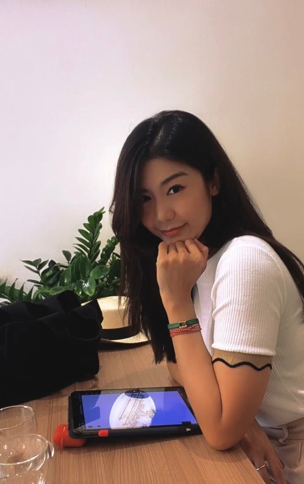 Để phù hợp với phong cách trang điểm, Đông Phương lựa chọn một chiếc váy đen cúp ngực huyền bí, điểm thêm chiếc vòng cổ ngọc trai để tạo điểm nhấn.