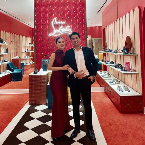 Gia đình Linh Rin có bố là công an, mẹ là bác sĩ. Trong một lần phỏng vấn, cô từng tiết lộ bố mẹ muốn con gái theo nghề công an hoặc bác sĩ.