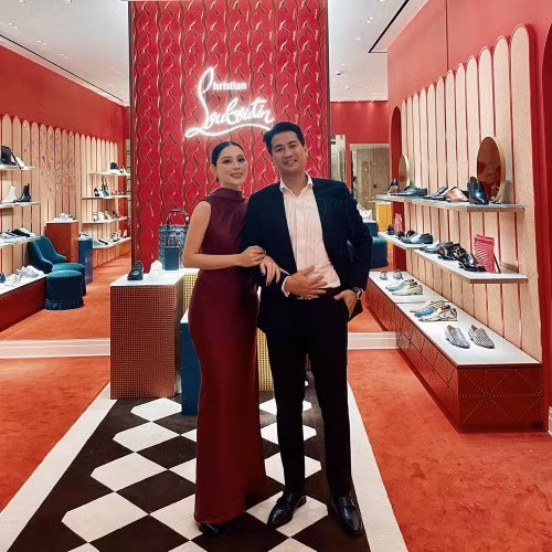 Gia đình Linh Rin có bố là công an, mẹ là bác sĩ. Trong một lần phỏng vấn, cô từng tiết lộ bố mẹ muốn con gái theo nghề công an hoặc bác sĩ.