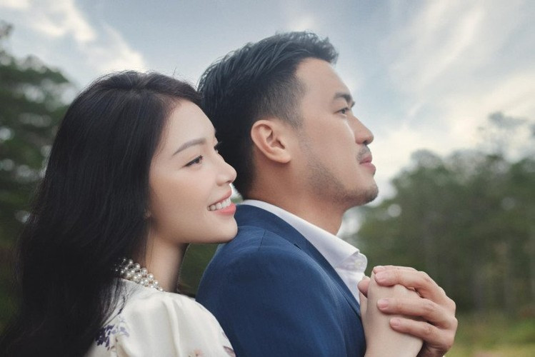 Nàng hot girl chia sẻ: “Linh hoạt động nghệ thuật nhiều hơn bắt đầu từ cuối năm cấp 3 và cùng lúc đó Linh cũng chuyển ra ở riêng, tất nhiên là có nhiều vấn đề xảy ra, kể cả từ những việc nhỏ nhất. Lúc đó mới thấy cần bố mẹ đến nhường nào nhưng vì Linh rất bướng nên khi đã tự quyết rồi thì phải một mình "tận hưởng" thôi...