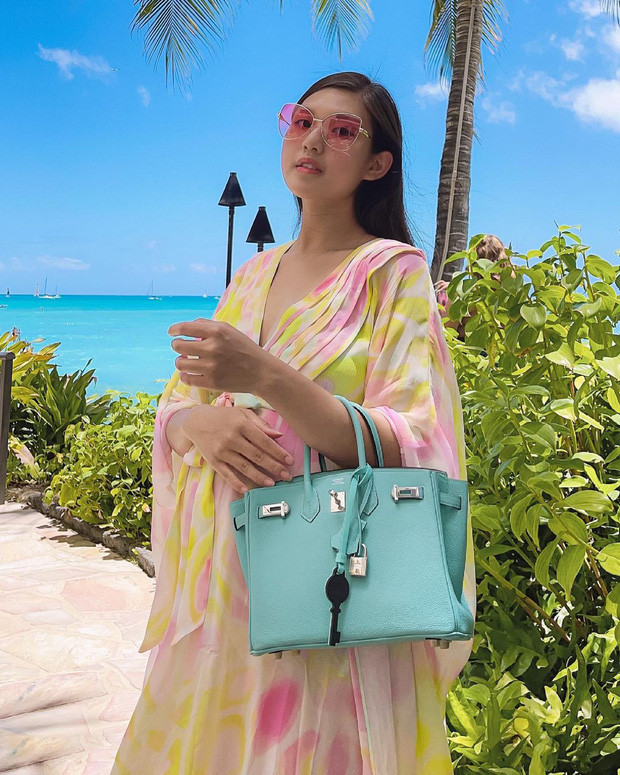 Không ai còn xa lạ gì với Tiểu Giang - gái đẹp được coi là "chị cả" của giới rich kid Việt. Cô nàng này tên đầy đủ là Nguyễn Đặng Tiểu Giang (SN 1993), là ái nữ một đại gia chuyên buôn xe và siêu xe hiện đang sinh sống tại Mỹ.