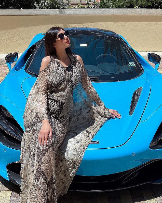 Từ quần đến áo, thậm chí đồ chơi cô cũng đã sắm đầy đủ, mà nghe đâu mỗi con ngựa bông cũng sương sương 17-18 triệu đồng rồi.