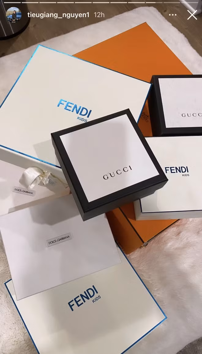 Trước đó, Tiểu Giang cũng từng gây bão mạng với đẳng cấp sắm đồ cho con.