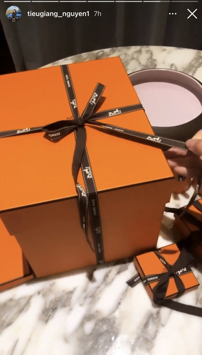 Người ta bầu thường buồn tay buồn chân chẳng biết làm gì, còn Tiểu Giang thì chắc không gặp vấn đề này bởi cô bạn bận đập hộp hàng hiệu.