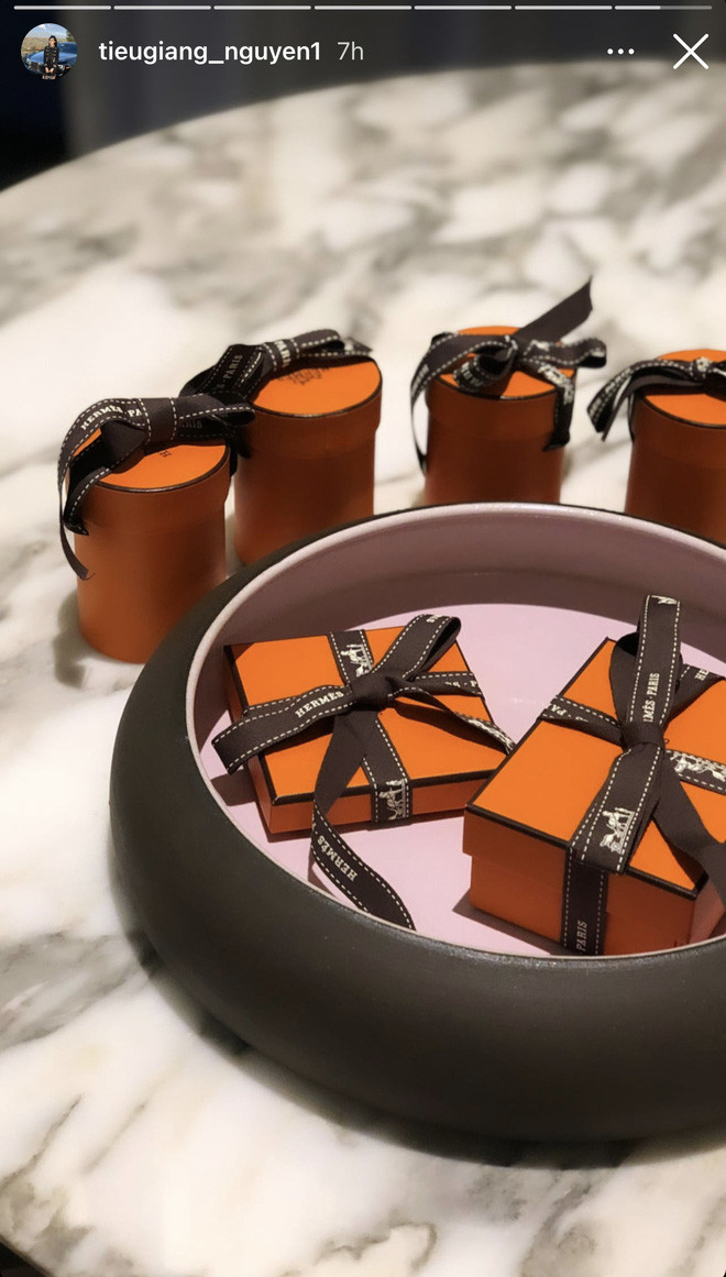 Tiểu Giang cũng khiến dân tình phải trầm trồ khi chia sẻ hình ảnh tận hưởng sơn hào hải vị, nghỉ dưỡng ở resort hạng sang trong thời gian mang thai.