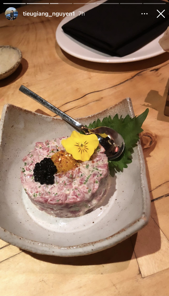 Thời gian gần đây, Tiểu Giang còn quyết định khẳng định vị thế "chị đại" của team rich kid bằng hành trình bầu bí chuẩn quý tộc của mình.