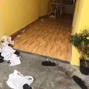 Vẫn biết dọn dẹp, chiều khách là công việc của người làm dịch vụ, nhưng ở bẩn và lôi thôi như vị khách này thì đến "quỳ".