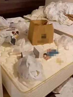 Chứng kiến cảnh cả căn phòng ngập ngụa trong những đống rác thế này ai cũng phải lắc đầu ngán ngẩm vì sự thiếu ý thức của nhóm khách, đồng thời bày tỏ sự thương cảm cho nhân viên dọn phòng.