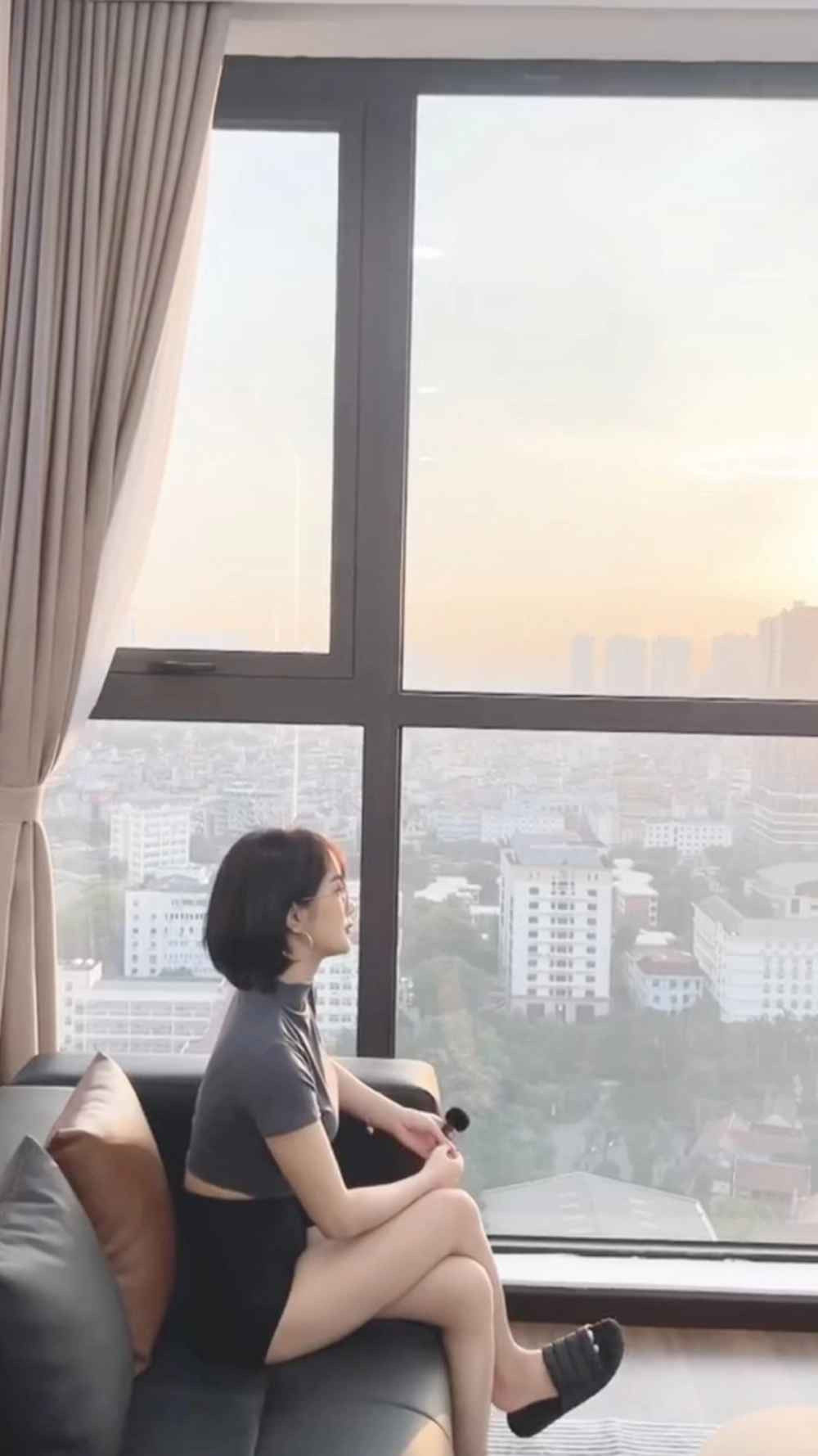 Giới thiệu về căn hộ của mình, Gấm Kami cho biết cô chọn thuê căn có 3 phòng ngủ để ở cùng em trai. Ngoài ra, phòng trống còn lại sẽ để dành cho những dịp bố mẹ lên chơi có chỗ nghỉ ngơi riêng tư, thoải mái.