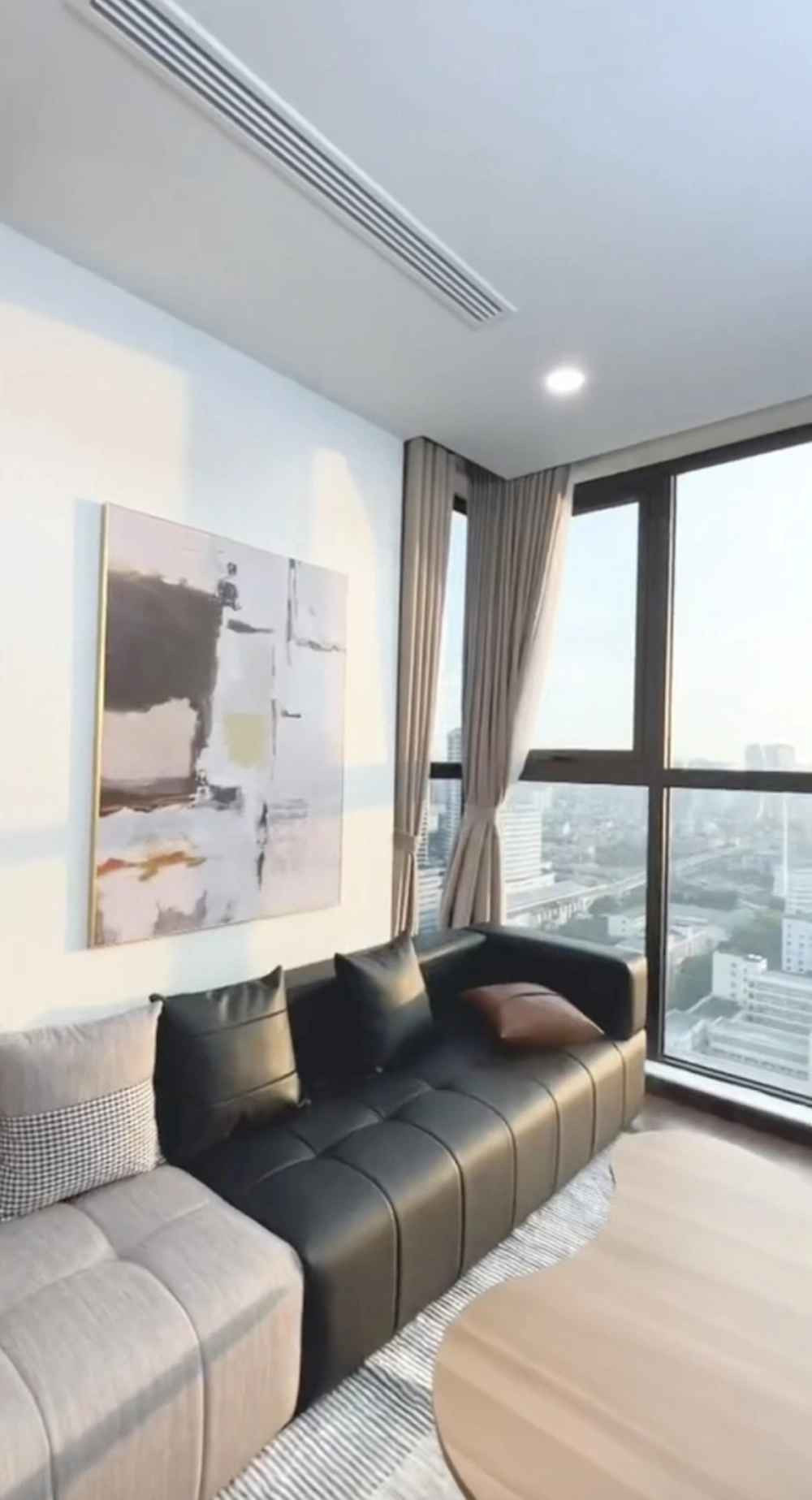 Trước đó, Gấm Kami cũng chuyển liên tiếp nhiều chỗ ở bởi chưa tìm được nơi thực sự phù hợp. Tuy nhiên với căn hộ mới này, cô nàng bày tỏ nhiều sự yêu thích và dành tâm huyết decor góc yêu thích trong nhà.