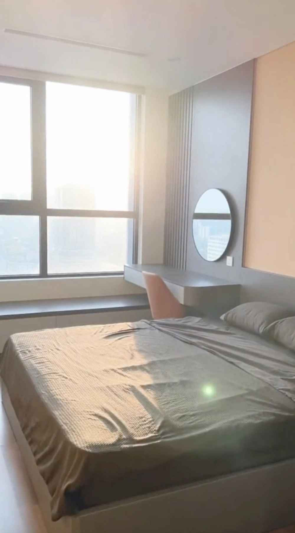 Gấm Kami thích căn nhà có tone trắng xám, không quá tối mà vẫn hiện đại, có nhiều góc để “sống ảo”. Ngoài ra, những món đồ nội thất có tone màu cam, đen cũng là điểm nhấn tạo nên tổng thể hút mắt cho căn hộ.