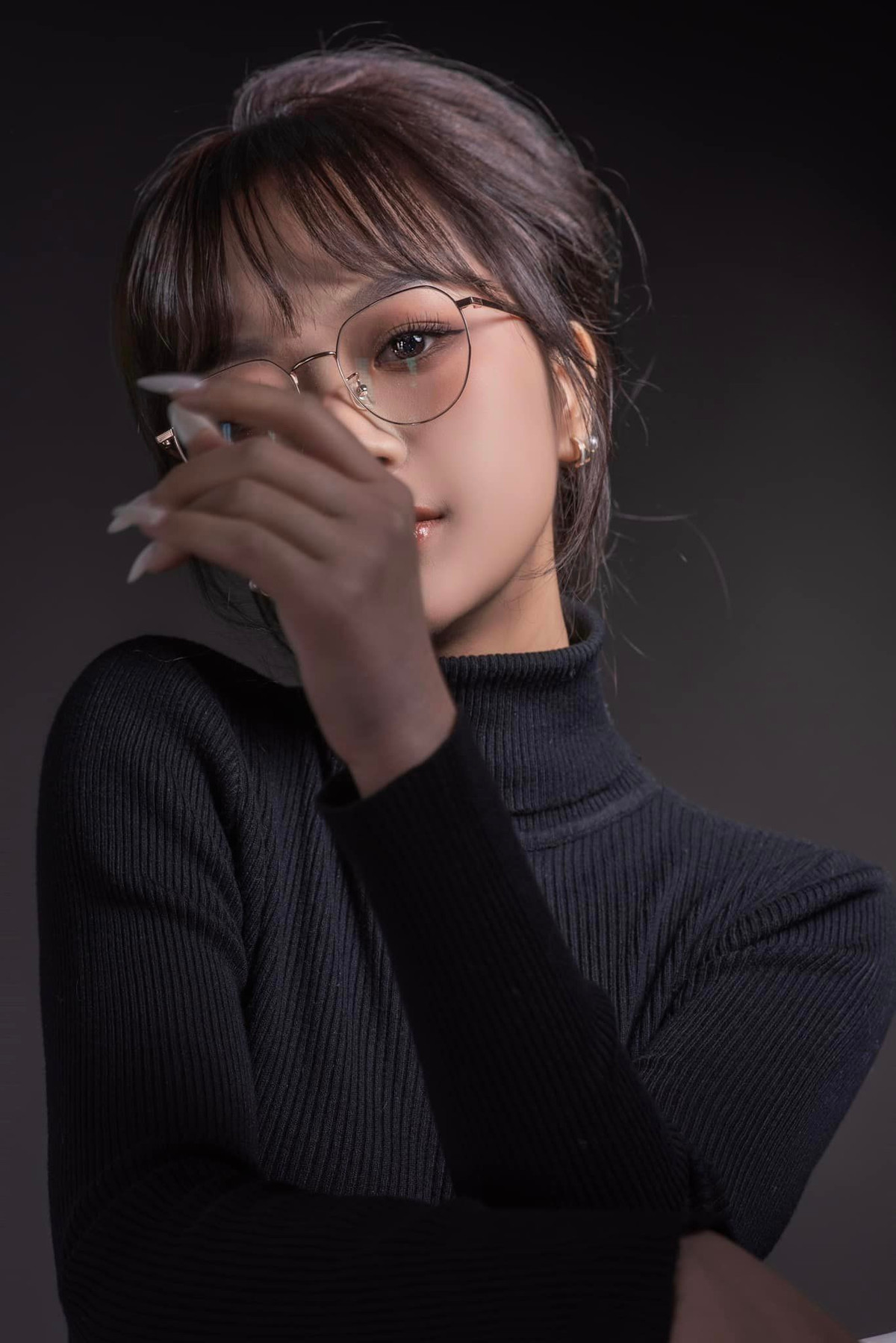 Nổi tiếng từ năm 2021, Gấm Kami còn theo đuổi con đường streamer và sáng tạo nội dung trên các nền tảng giải trí. Hiện tại, cô nàng đang sở hữu 9,8 triệu người theo dõi và được cộng đồng mạng đón nhận nhiều hơn vì ngày càng trưởng thành, ghi điểm bởi nội dung tích cực.