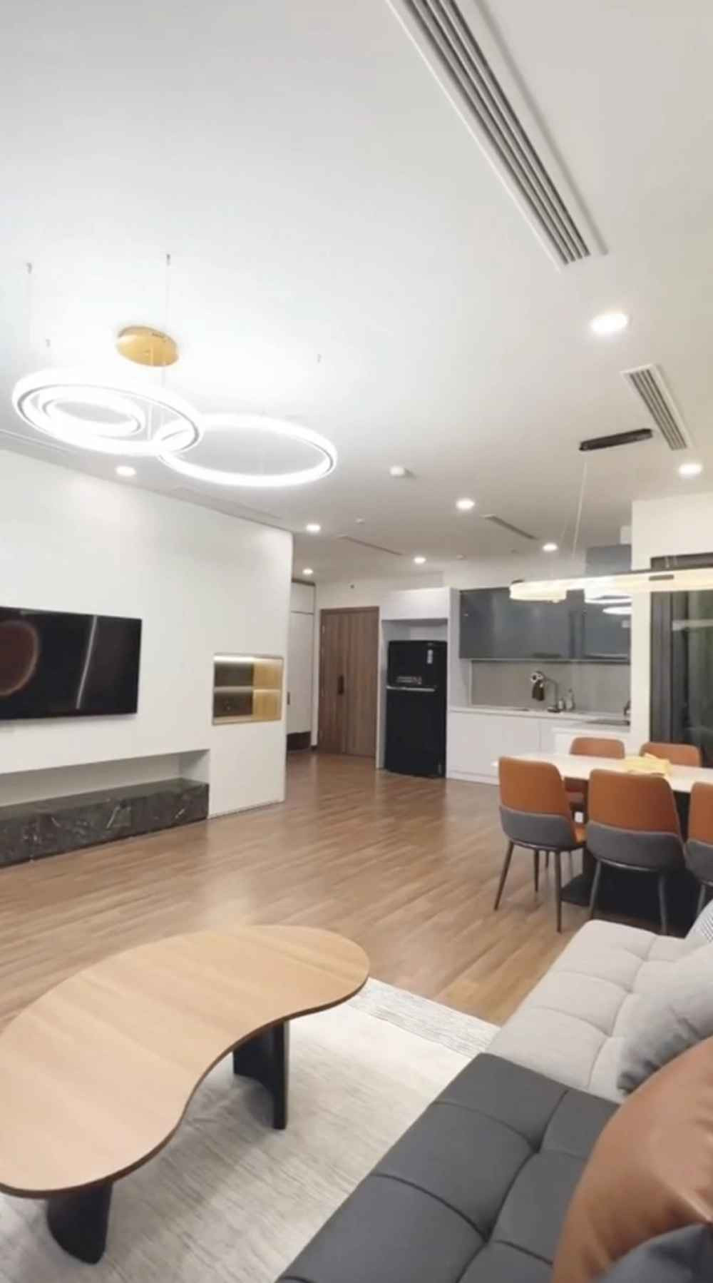 Gần đây nhất, Gấm Kami khoe căn hộ cô mới thuê khoảng vài tháng trở lại đây với không gian cực xịn xò, rộng rãi. Được biết, căn hộ nằm trong khu chung cư ở Hà Nội, thuận tiện cho công việc của cô nàng.