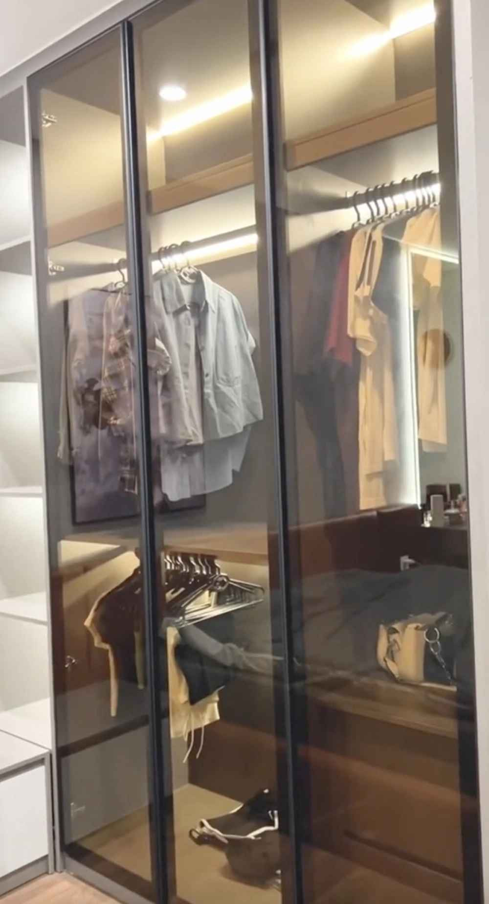 Mặc dù chỉ quay không gian, không tiết lộ về diện tích nhà hay giá thuê nhưng nhiều người cho rằng căn hộ mà Gấm Kami thuê hẳn sẽ có mức giá cao vì rộng rãi, view nhìn ra thành phố khá đẹp.