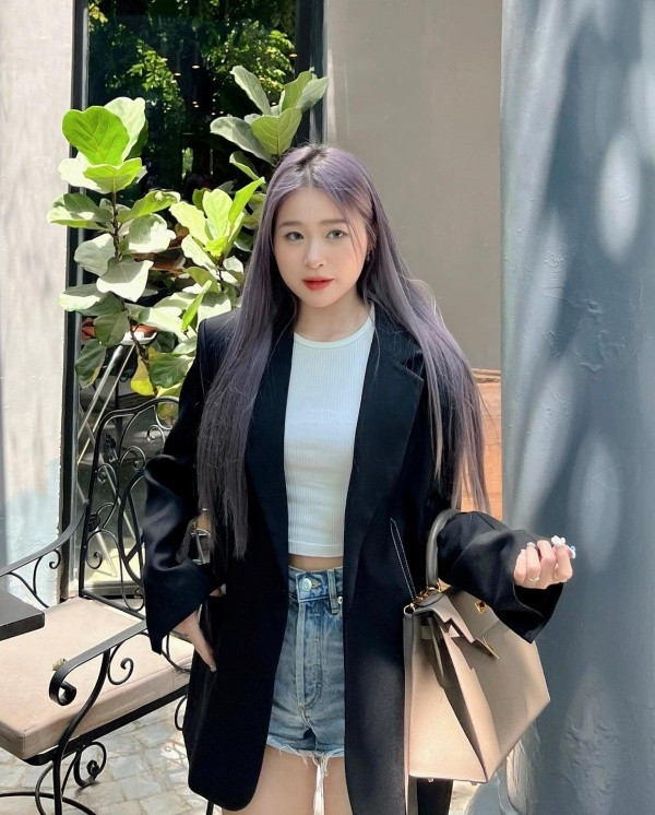 Bên cạnh đó, như nhiều cô gái khác, Chao cũng có niềm đam mê với đồ hiệu. Quần áo, phụ kiện và túi xách của cô nàng đều đến từ các “ông lớn” trong ngành thời trang.