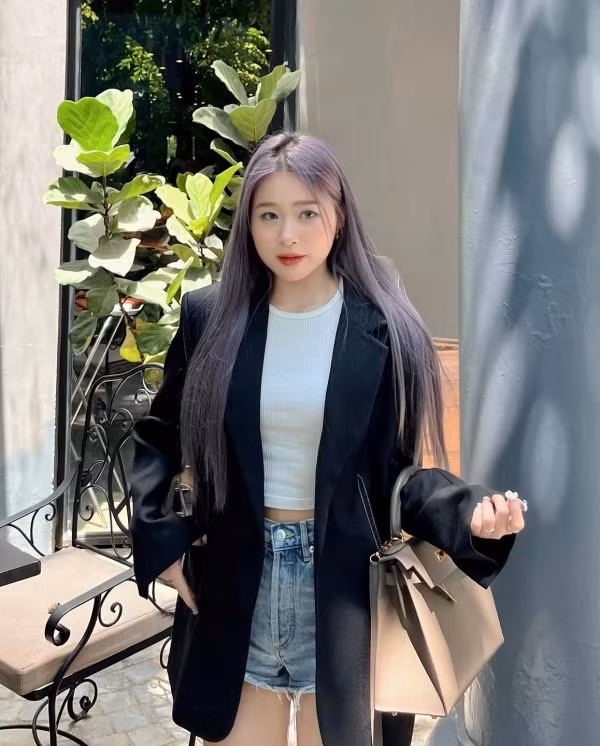 Bên cạnh đó, như nhiều cô gái khác, Chao cũng có niềm đam mê với đồ hiệu. Quần áo, phụ kiện và túi xách của cô nàng đều đến từ các “ông lớn” trong ngành thời trang.