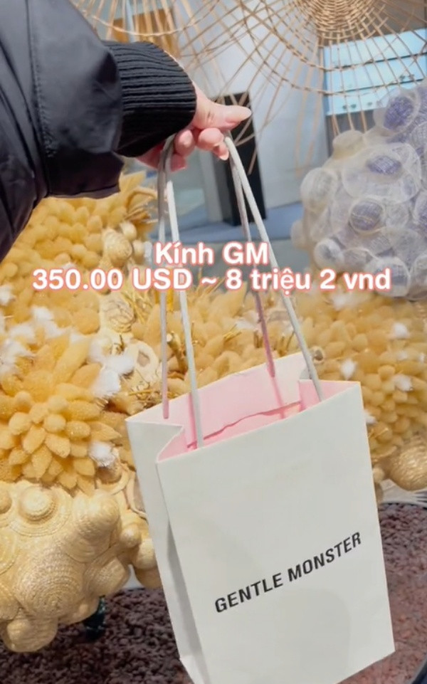 Mới đây, Chao đăng tải hoạt động nghỉ ngơi cuối tuần tại New York. Nàng hot girl lựa chọn nhà hàng Việt để ăn món yêu thích quen thuộc đậm chất Việt là bún đậu mắm tôm. Điều đáng chú ý tổng 2 suất bún đậu tại New York hết 110 USD khoảng (2,5 triệu đồng) khiến nhiều người ngỡ ngàng.