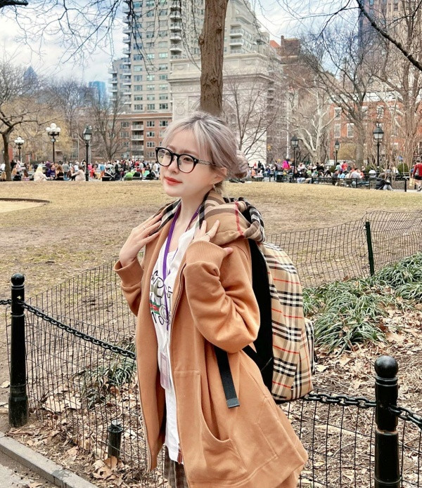 Hot girl làng rich kid Việt Nam sinh năm 2003 cho biết, một tháng ở New York cô tiêu hết khá nhiều tiền. Chi phí này bao gồm tiền học và các khoản sinh hoạt bắt buộc hàng tháng như tiền nhà, tiền ăn uống, đi lại,...