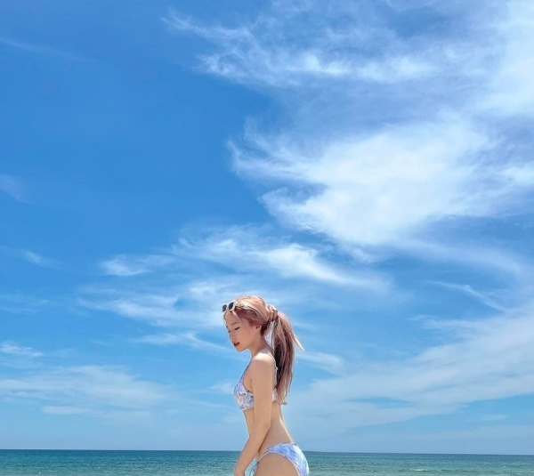 Sau khi lên đường sang Mỹ du học, có vẻ như cuộc sống đắt đỏ tại đây cũng không làm Chao phải "thắt lưng buộc bụng". Thay vào đó, cô nàng vẫn thoải mái chia sẻ về những buổi tiệc sang trọng với bạn bè, diện đồ hiệu của các hãng đắt tiền, thoải mái vui chơi tham quan những địa điểm nổi tiếng thể hiện đẳng cấp.