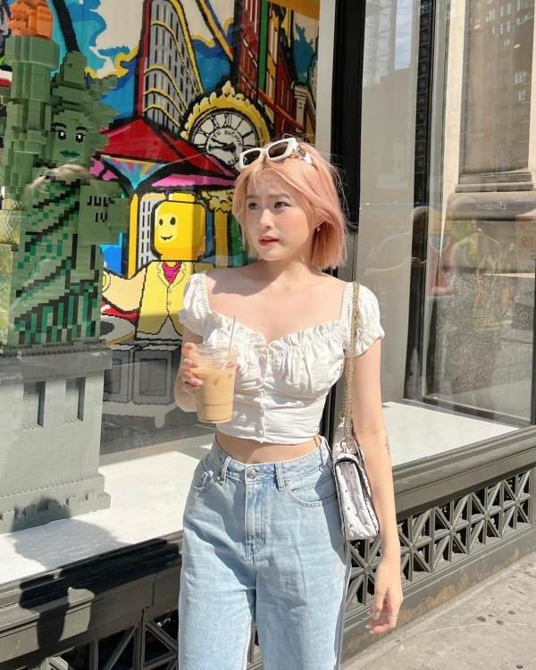 Mới đây, Chao bất ngờ khoe diện mạo xinh đẹp, quyến rũ khác hẳn thường ngày. Vốn đã quen hình ảnh một cô gái ngọt ngào, trong trẻo, có phần hơi bánh bèo, yểu điệu. Thời gian gần đây, nữ rich kid có phần thay đổi phong cách, diện nhiều trang phục táo bạo, cuốn hút hơn trước.