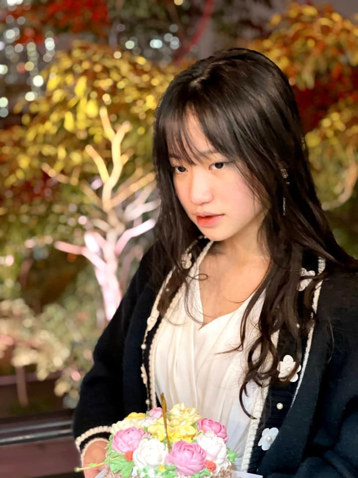 Ngoài ra, Thục Anh còn có 2 huy chương bạc giải bơi cấp Quốc gia và là Chủ tịch câu lạc bộ truyền thông trường THPT Newton. Cố gắng làm tốt, giỏi về đa lĩnh vực đang là xu thế cố gắng hiện nay của giới trẻ.