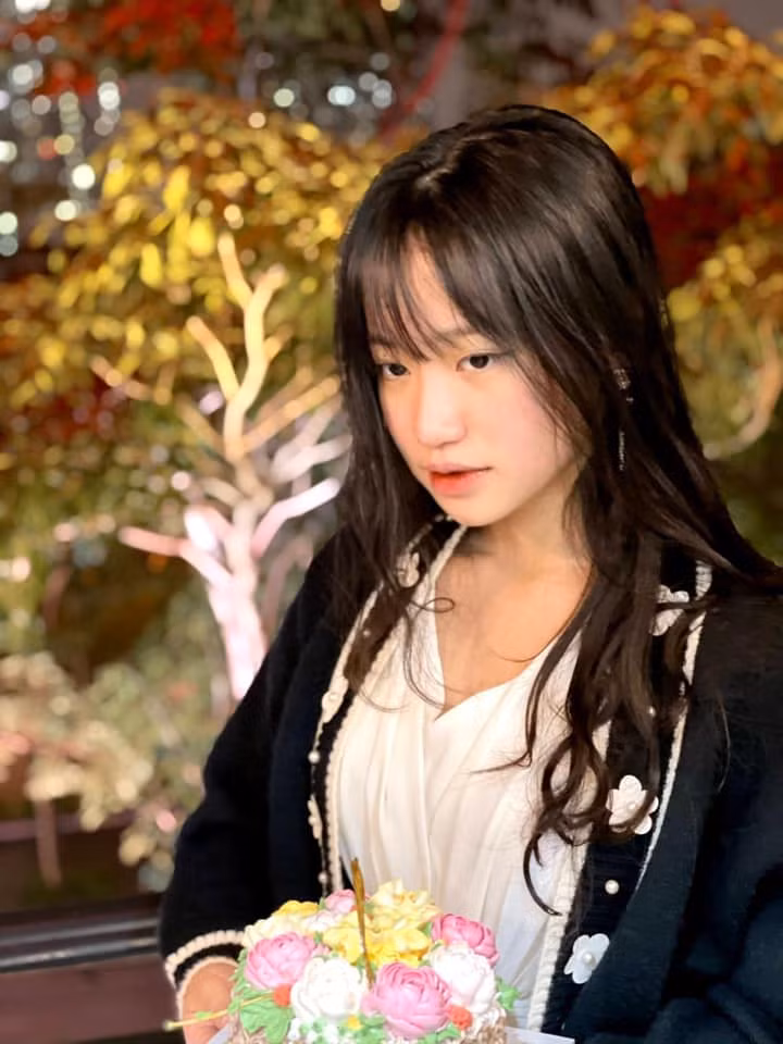 Ngoài ra, Thục Anh còn có 2 huy chương bạc giải bơi cấp Quốc gia và là Chủ tịch câu lạc bộ truyền thông trường THPT Newton. Cố gắng làm tốt, giỏi về đa lĩnh vực đang là xu thế cố gắng hiện nay của giới trẻ.