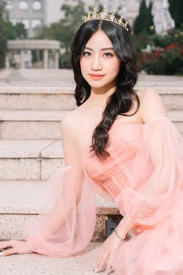 Về mảng sinh hoạt, tham dự các cuộc thi sắc đẹp, Thục Anh cũng không kém cạnh. Cô là cái tên quen thuộc với mọi người trong trường cấp 3 khi là tân Hoa khôi của trường THPT Newton Hà Nội.