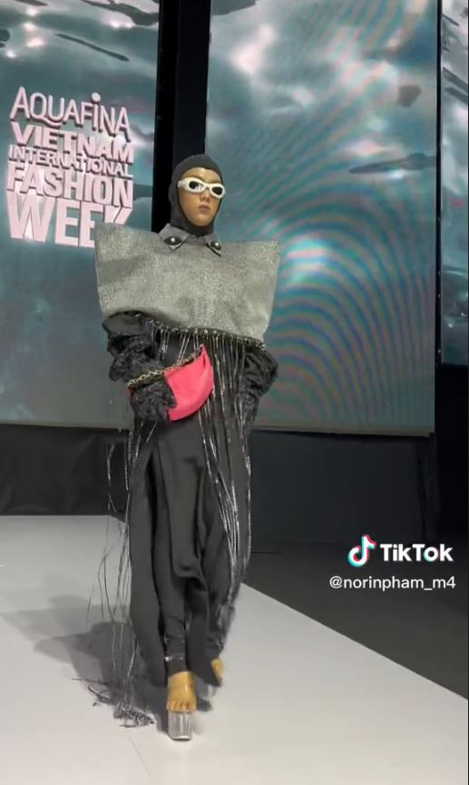 Tuy vậy cũng có nhiều ý kiến cho rằng Phạm Thoại chỉ đang diễn để tạo điểm nhấn tại sự kiện.