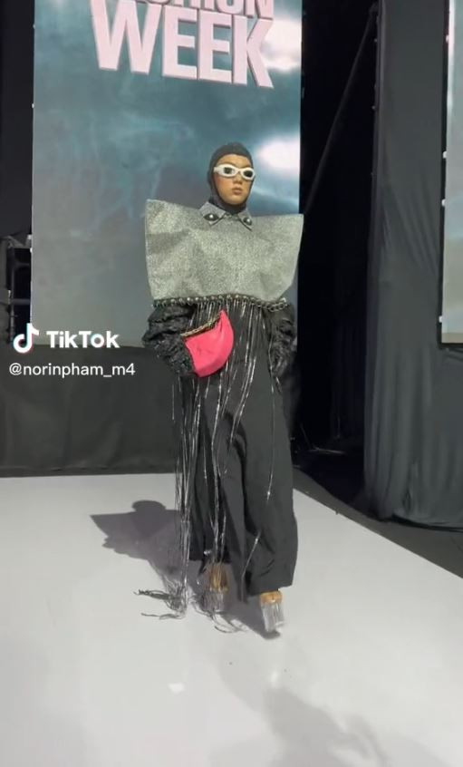 Dù diễn hay không nhưng ngay sau đó Phạm Thoại đã lấy lại phong độ khi "chiêu đãi" dân mạng những màn catwalk đỉnh cao với thần thái chuẩn model.