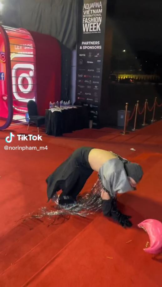 Theo clip được Phạm Thoại đăng tải, ngay khi bước chân lên bậc hiên, hot TikToker đã ngã "sấp mặt".