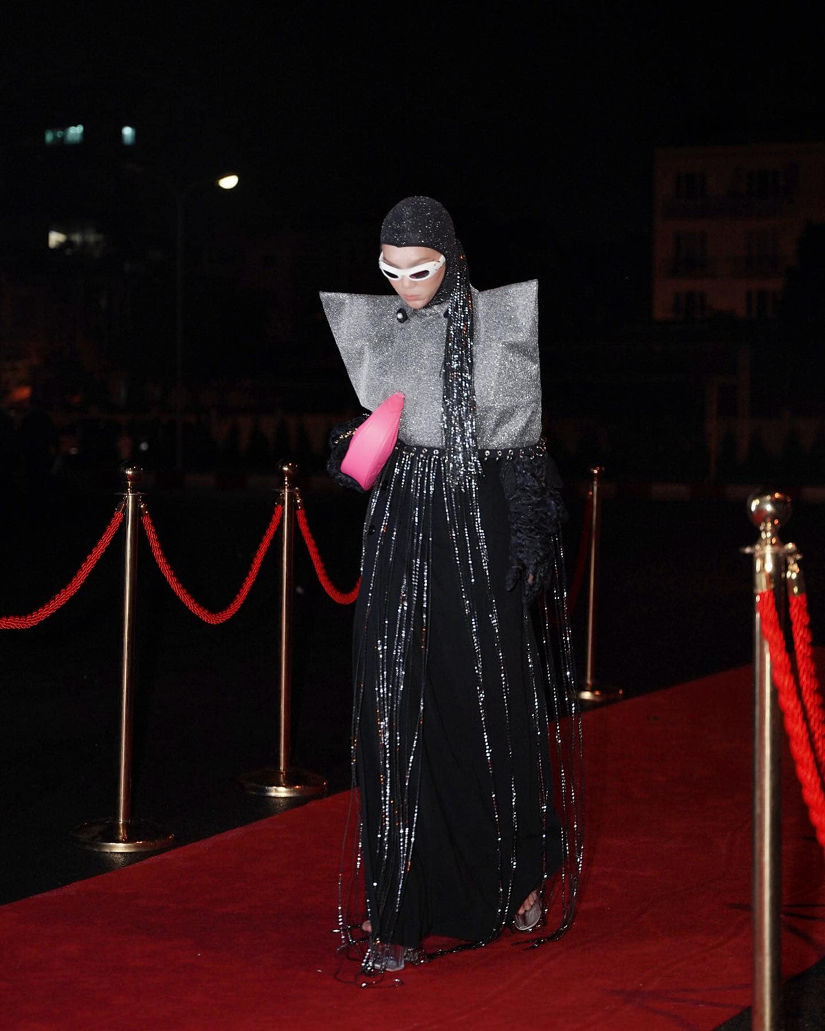 Mỗi khi xuất hiện trên thảm đỏ, Phạm Thoại luôn trở thành tâm điểm của mọi ánh nhìn bởi phong cách ăn mặc chẳng giống ai.