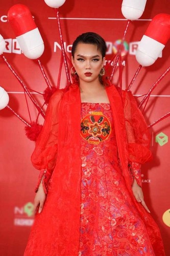 Phạm Thoại được nhiều khán giả biết đến với biểu cảm ngoa ngoắt, thậm chí khi livestream còn mắng khách hàng.