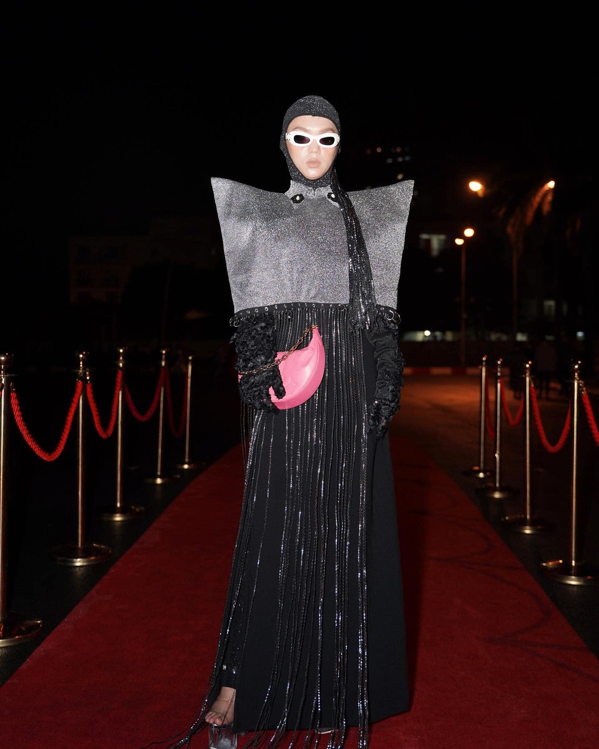 Tuy nhiên, trong một clip mới được đăng tải, hiện tượng mạng Phạm Thoại lại nhận về điểm trừ khi lần đầu té ngã khi dự sự kiện.