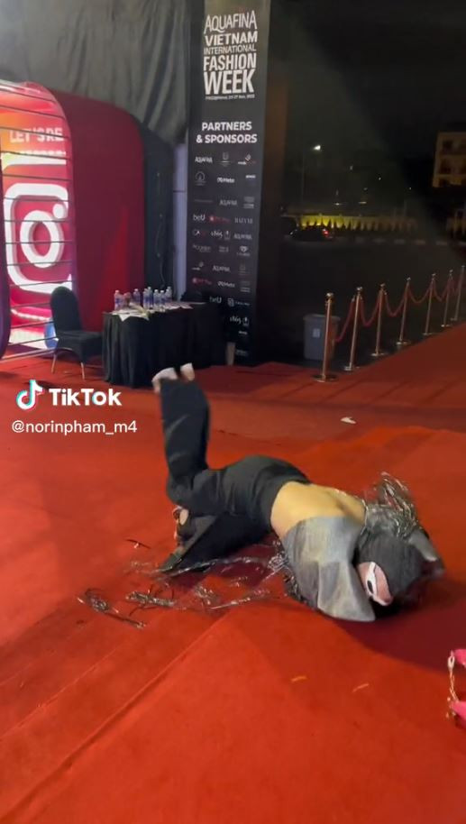 Nguyên nhân được cho là do Phạm Thoại diện phong cách dây dợ cộng thêm đôi guốc cao khá khó đi.