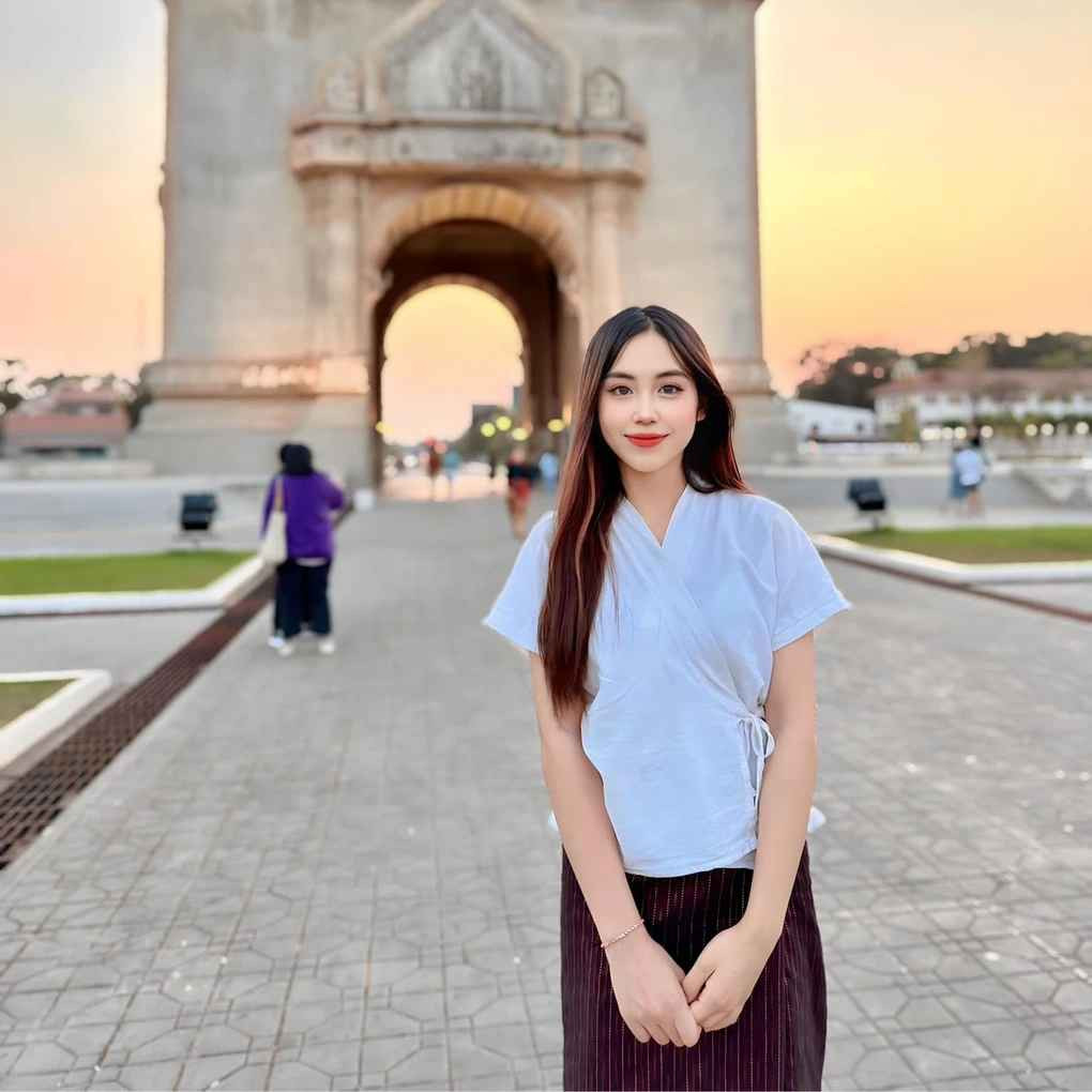 Maysa (tên thật Maysa Bouavone Phanthaboouasy, SN 2001, Lào) hiện là sinh viên năm cuối khoa Kinh tế, Đại học Công nghiệp Quảng Ninh. Với ngoại hình xinh đẹp, cô nhanh chóng thu hút hơn 540.000 lượt theo dõi trên mạng xã hội.