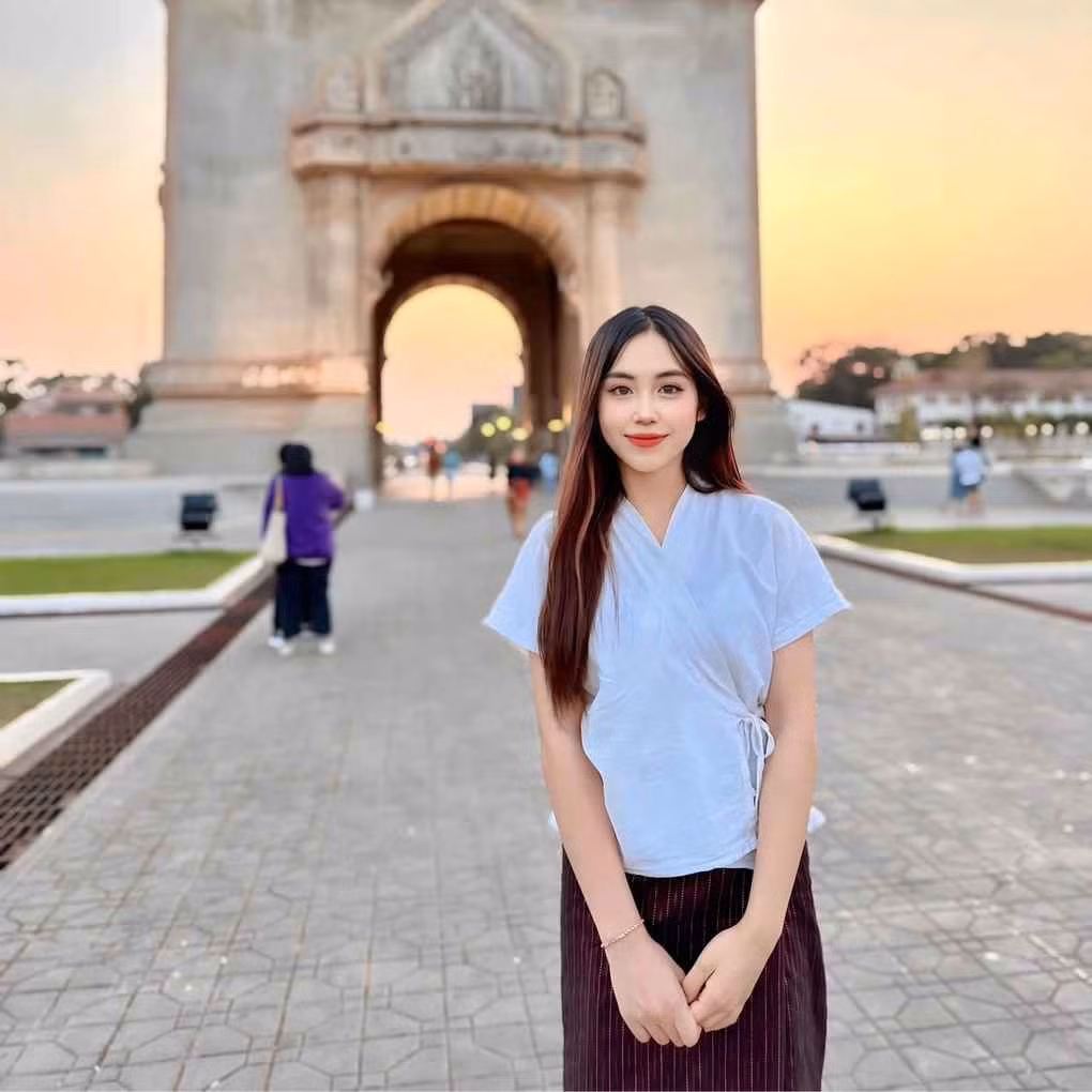 Maysa (tên thật Maysa Bouavone Phanthaboouasy, SN 2001, Lào) hiện là sinh viên năm cuối khoa Kinh tế, Đại học Công nghiệp Quảng Ninh. Với ngoại hình xinh đẹp, cô nhanh chóng thu hút hơn 540.000 lượt theo dõi trên mạng xã hội.