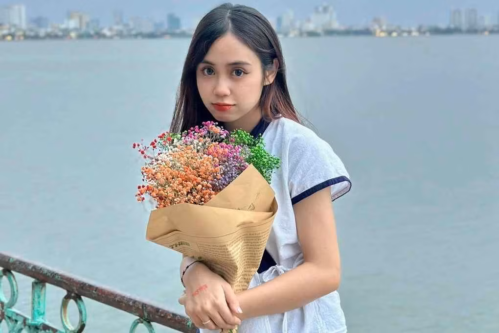 Từ khi được cộng đồng mạng Việt Nam biết đến, hot girl sinh năm 2001 bắt đầu để ý hơn với phong cách ăn mặc đời thường.