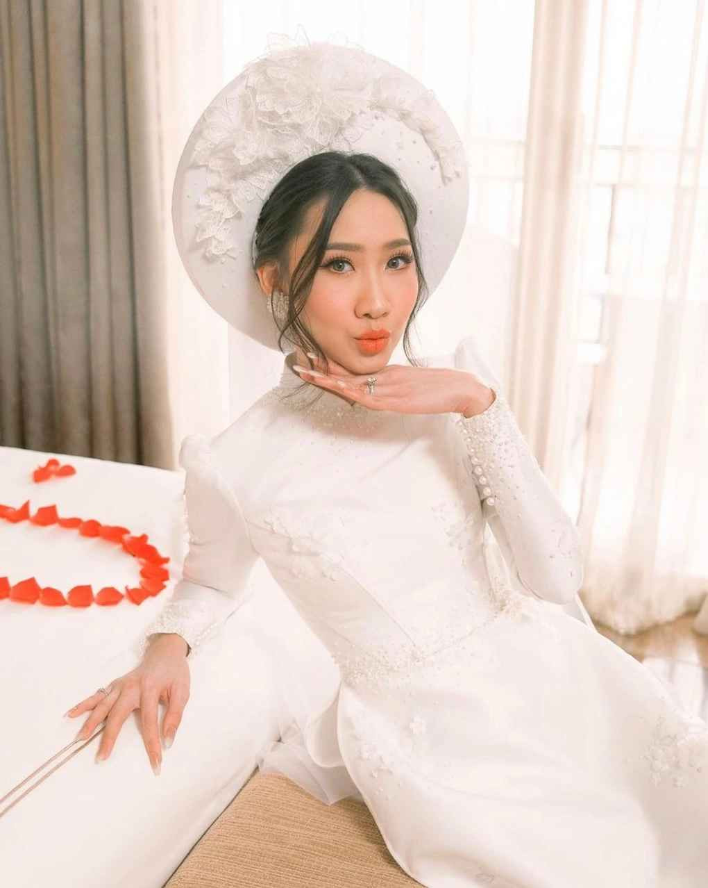 Không chỉ sở hữu vẻ ngoài xinh đẹp, Alisa còn có thể nói thông thạo 3 thứ tiếng gồm Anh, Lào, Việt Nam.