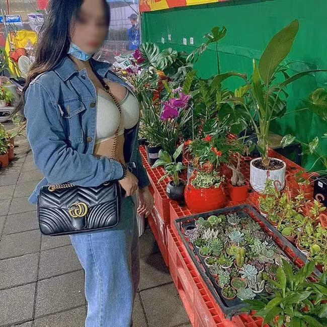 Phải thừa nhận rằng, thể hình của nhiều cô gái rất đẹp nên khi đi ngoài đường, họ thường chọn những bộ đồ tôn dáng nhất có thể để khoe ra lợi thế của mình. Tuy nhiên, cũng bởi quá thích khoe nên đôi khi hình ảnh của họ lại trở thành ăn mặc phản cảm trong mắt người nhìn.