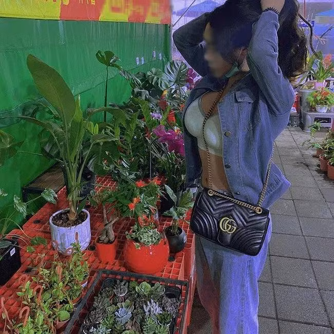 Như mới đây chẳng hạn, một cô gái đã nhận về nhiều chỉ trích khi ăn mặc hở hang để đi mua hoa Tết.