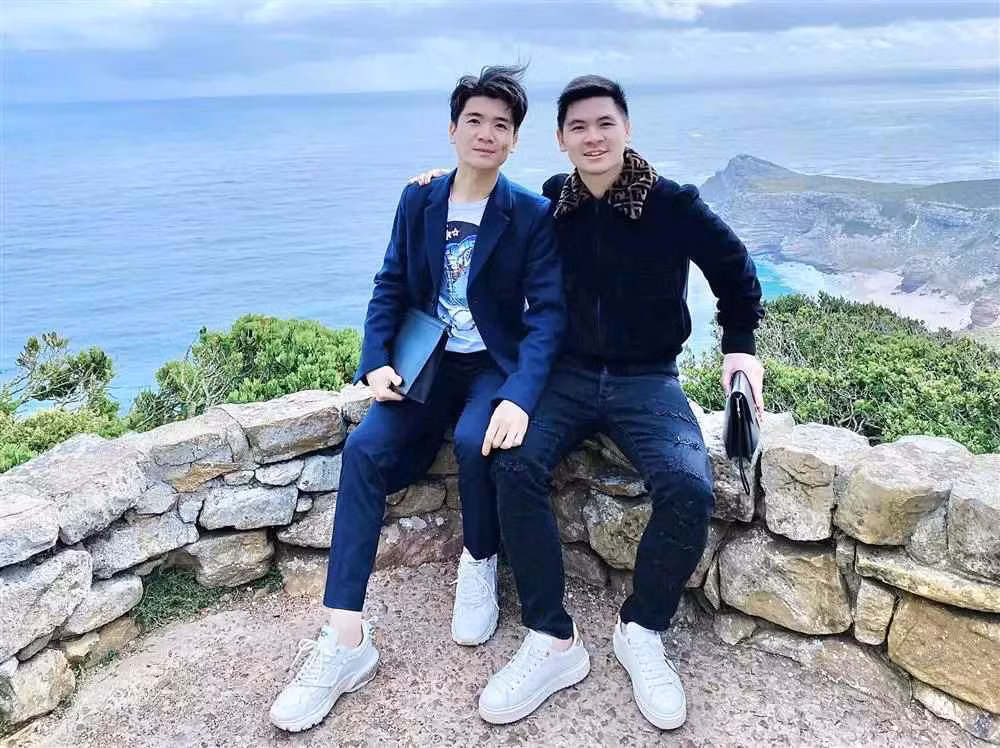 Năm nay con trai bầu Hiển là Đỗ Vinh Quang đón sinh nhật xa nhà bởi anh và bà xã Đỗ Mỹ Linh đang có kỳ nghỉ dưỡng lãng mạn tại Phú Quốc.