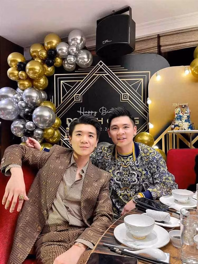 Không được ở cạnh em trai nhân ngày đặc biệt, mới đây con trai cả bầu Hiển là Đỗ Quang Vinh đã có bài đăng chú ý trên Facebook.